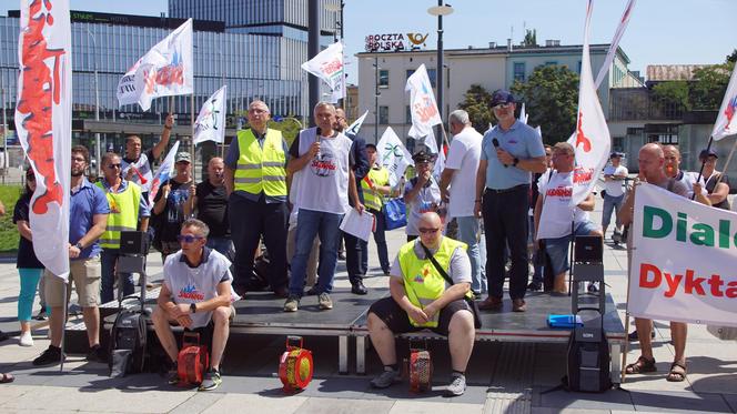 Protest pracowników PKP Cargo we Wrocławiu. Pracę ma stracić prawie 400 osób 