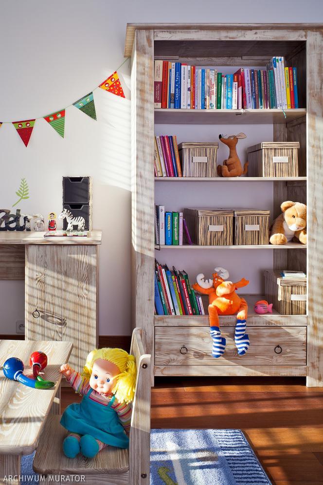 Regał w pokoju dziecka: na bajki, atlasy i przewodniki
