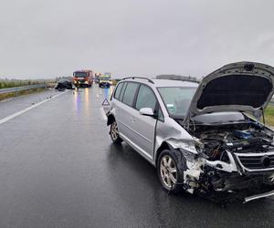 Poważny wypadek na S5 koło Leszna. Samochód uderzył w małzeństwo