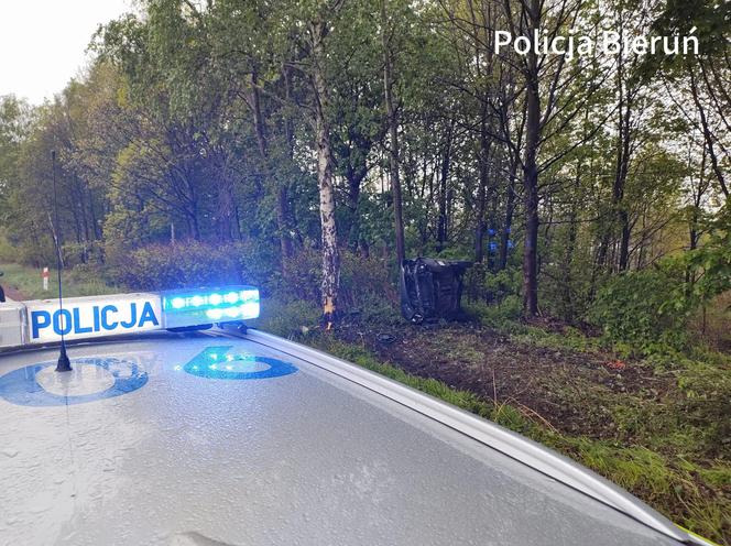 Wypadek w Bieruniu. 42-letni kierowca wypadł z drogi i uderzył w drzewo