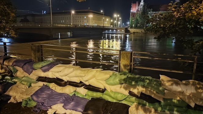 Walka o wrocławskie osiedla nad Odrą i Oławą. Mieszkańcy do późnych godzin nocnych ratowali dobytek