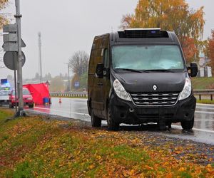 Zwłoki na drodze w Tarczynie. Policja szuka świadków