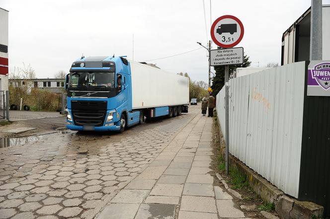 Ciężarówki jeżdżą mimo zakazu od prawie 30 lat. Mieszkańcy ul. Konwaliowej mają dość