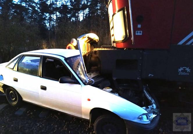 Kierowca Opla próbował zawrócić na torach