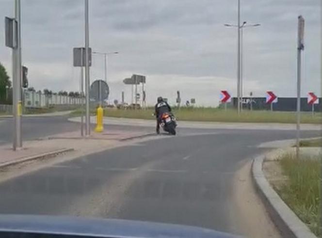 Policyjny pościg za Włochem na motorze. Nie miał prawa jazdy i przejechał na czerwonym
