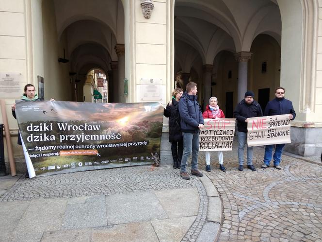 Wraca temat sprzedaży działki przy stadionie Tarczyński Arena. Ekolodzy protestują [ZDJĘCIA]