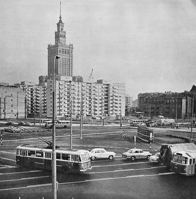 Trolejbus o nr bocznym 157 na obecnym rondzie ONZ w latach 60. XX wieku