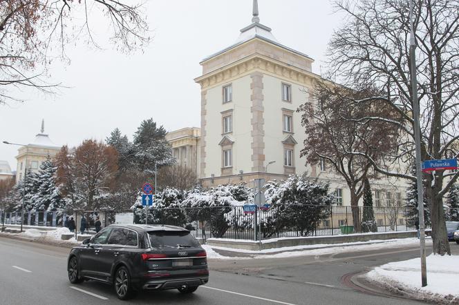 Pocisk z granatnika rozsadził strop budynku Komendy Głównej Policji. Komendant trafił do szpitala. Czasowo stracił słuch