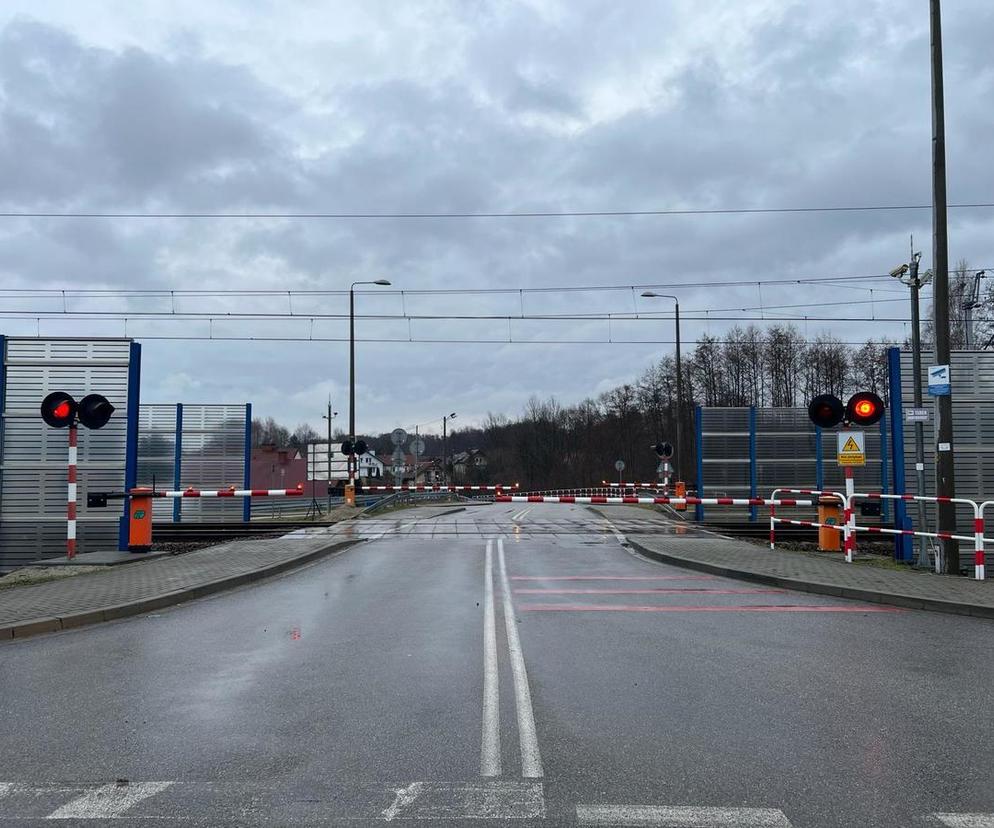 Czerwone światło i opadające rogatki nie powstrzymały kierowcy forda. Pociąg przejechał mu przed zderzakiem