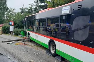 Autobus wjechał w ludzi stojących na przystanku