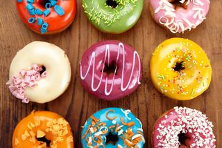 Donuty: przepis na kolorowe pączki z dziurką [WIDEO]