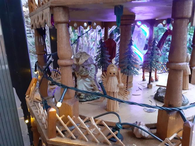 Świąteczna iluminacja bloku przy Niesiołowskiego 24 w Toruniu to już tradycja