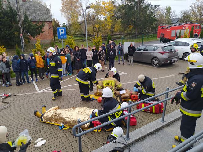 Paliło się w szkole, byli ranni. Uczniowie ćwiczyli ze strażakami