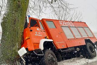 Strażacy wracali z wypadku, skończyli w szpitalu. Wóz wjechał w drzewo.