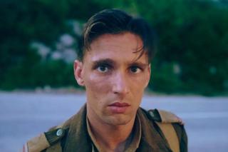 Filip Gurłacz (Robert Wroński w M jak miłość) na planie filmu Czerwone maki	