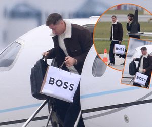 Robert Lewandowski ze szpanerką siatą wysiadł z samolotu