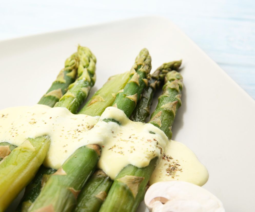 Szparagi w sosie śmietanowym – kremowe, delikatne i absolutnie uzależniające!