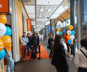 Popeyes na Dworcu Głównym we Wrocławiu otwarty! Spora kolejka, muzyka na żywo i darmowy kurczak