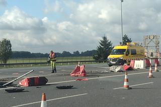 Wypadek na bramkach na krakowskich Balicach. Auto kilkukrotnie dachowało