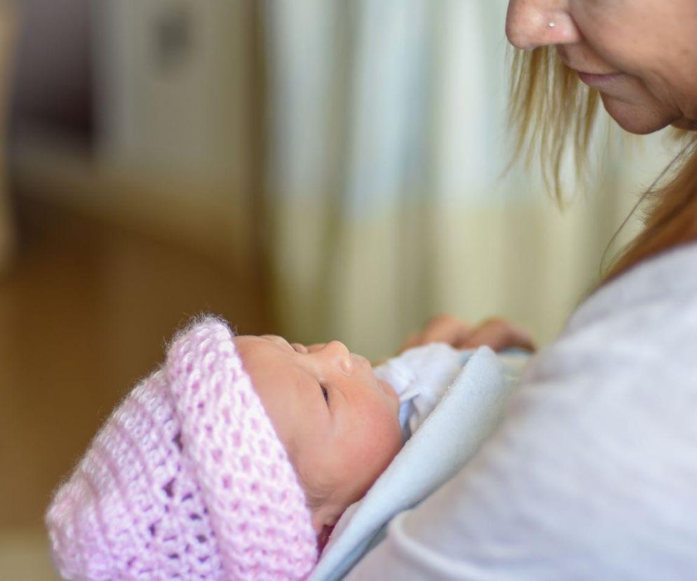 Noworodki wolą być noszone przez mamy? Położna: to się zaczyna już w I trymestrze