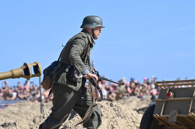 Turyści usłyszeli strzały, a czołgi wjechały na plaże. Zobaczcie zdjęcia z finałowej inscenizacji „Lądowanie na plaży”!