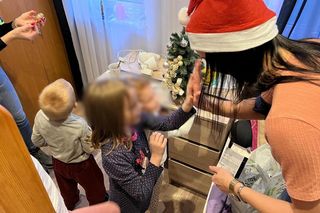 Samotnie wychowuje siedmioro dzieci! Takiego prezentu od policjantów się nie spodziewał