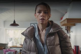 M jak miłość, odcinek 1856: Dom Martyny zniszczony! Wyjdzie z odwyku i zastanie przeraźliwy widok w leśniczówce. Straci pamiątkę po mężu - ZDJĘCIA