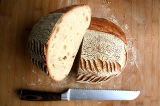 Garnek, forma czy kamień do pieczenia? W czym upiec domowy chleb? 