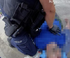 Mężczyzna spadł z muru i przestał oddychać! Heroiczna akcja policjantów