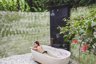 Wanna w ogrodzie – jak na Bali