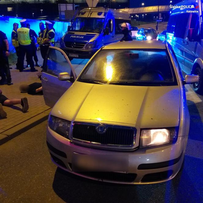 Katowice: Pseudokibice wjechali autem w grupę policjantów!