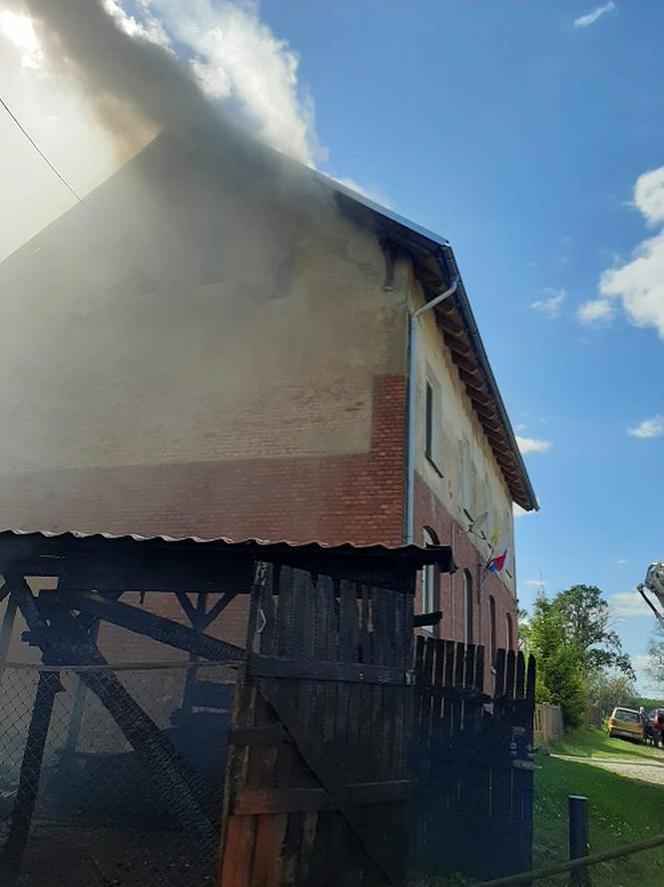 Pożar we wsi Turza Wielka. Poparzone dzieci trafiły do szpitala 