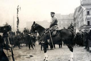 Józef Piłsudski podczas defilady wojskowej