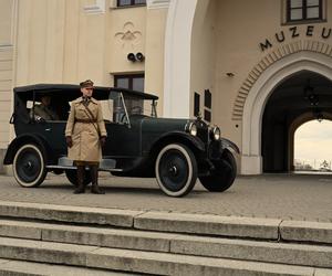 Na dziedzińcu zamkowym zaparkował wyjątkowy samochód. To gwiazda serialowa i filmowa