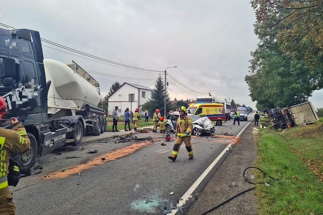 Wypadek trzech pojazdów na DK79 w Ożarowie. Kierowców dwóch ciężarówek i BMW zabrały karetki