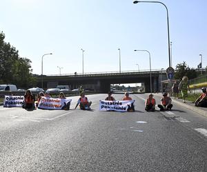  Aktywiści z Ostatniego Pokolenia sparaliżowali ruch. Kierowcy: Ktoś powinien zrobić z nimi porządek!