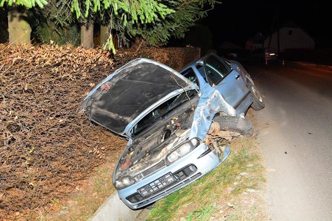 Pijany kierowca doprowadził do kolizji i zepchnął inne auto do rowu