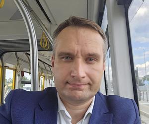 Polityk chwali się podróżą tramwajem. Internauci zadają stanowcze pytania