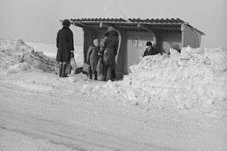 Na ulice Warszawy wyjechały czołgi. Tak walczyli ze śniegiem prawie 50 lat temu