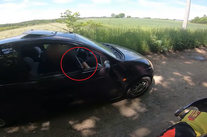 Horror w Kłobucku! Kierowca osobówki wyciągnął shotguna i wycelował w motocyklistę