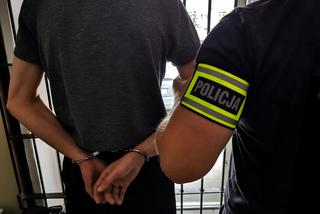 Policjanci weszli do mieszkania w Białymstoku. 25-latek zatrzymany [ZDJĘCIA]