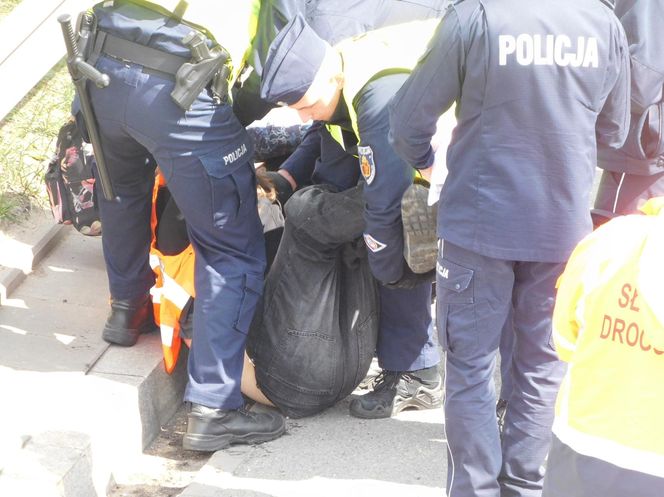 Ostatnie Pokolenie znowu to zrobiło! Przykleili się do asfaltu na trasie S8