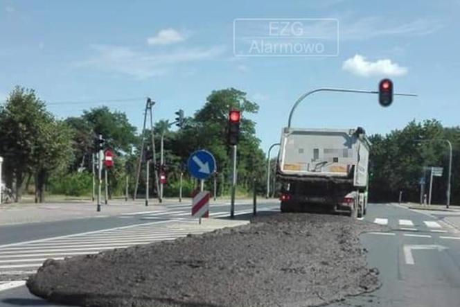 Śmierdzące utrudnienia na drodze w Głownie koło Łodzi