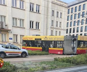 Łódź. Tramwaj wykoleił się po zderzeniu z autem. Zatrzymał się kilkanaście centymetrów przed budynkiem