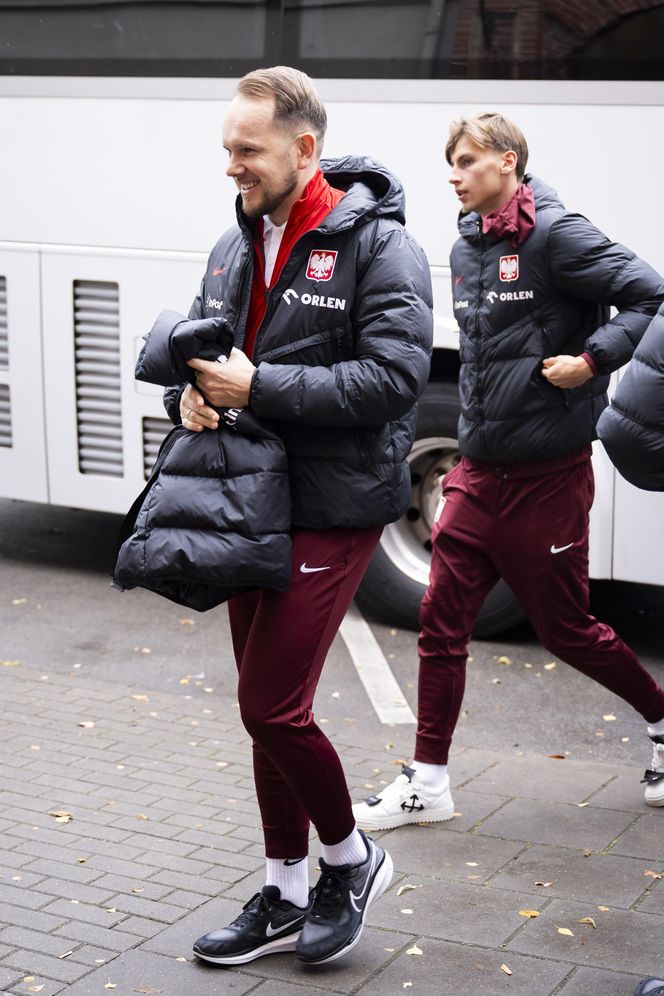 Reprezentacja zmokła na spacerze. Lewandowski się krył przed deszczem