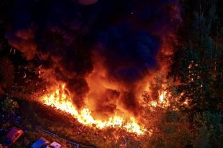 Kłęby czarnego dymu nad okolicą