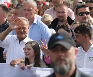 Ruszył Marsz Miliona Serc! Ogromne tłumy Polaków na ulicach Warszawy [ZDJĘCIA]