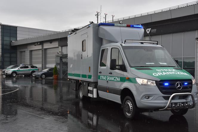 5-tonowy pirowóz trafił na lotnisko w Balicach