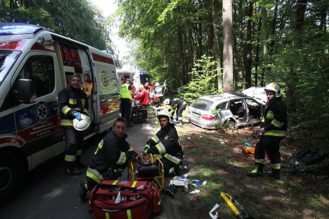 Koszmarny wypadek w powiecie kołobrzeskim. Nie żyje jedna osoba, troje dzieci w szpitalu