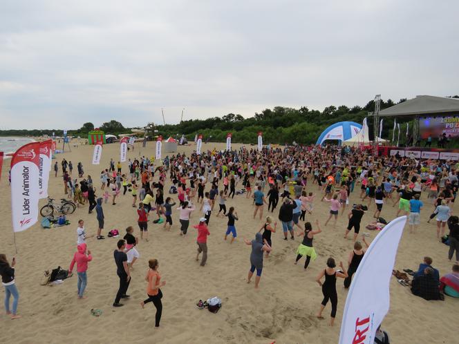 Niedzielny maraton zumby na plaży w Brzeźnie